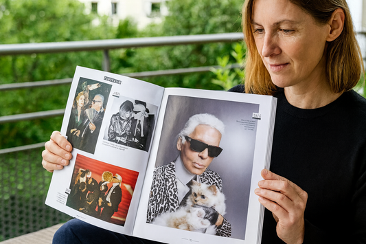 Femme lisant un magazine avec Karl Lagerfeld et un chat sur un balcon – Litière Pacha