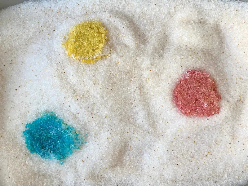 Cristaux de silice blancs avec zones colorées bleu, jaune et rose — indicateurs de santé