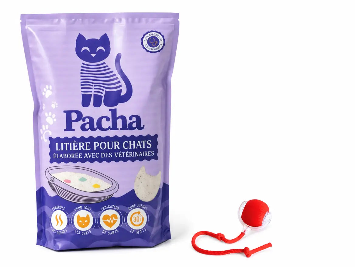 Packshot studio fond blanc — sac de litière Pacha violet et Balle Roulante intelligente Pacha posés côte à côte, lumière douce