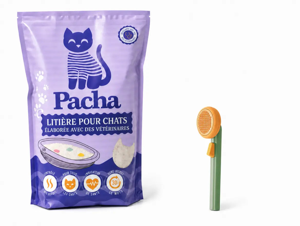 Packshot studio fond blanc — sac de litière Pacha violet et Gratte-Gratte Pacha posés côte à côte, lumière douce